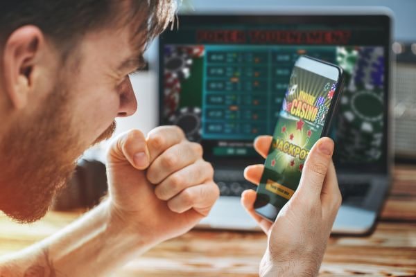 Layar verifikasi KYC melancholianna dengan unggahan dokumen KTP dan bukti alamat