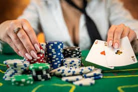 Dealer memutar roda roulette dalam studio VIP melancholianna